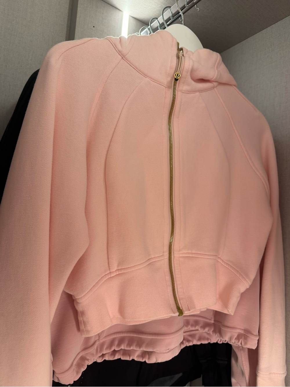 Strawberry milkshake gold zipper lululemon
cropped scuba